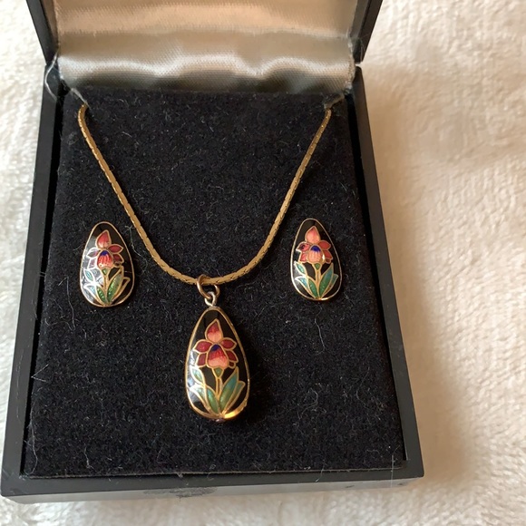 Gold tone necklace with pink flower & earrings - Picture 8 of 8